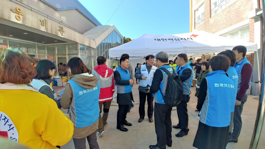한국가스공사 직원들이 지진 피해를 입은 포항에서 16일 구호활동을 벌이고 있다. <한국가스공사 제공>